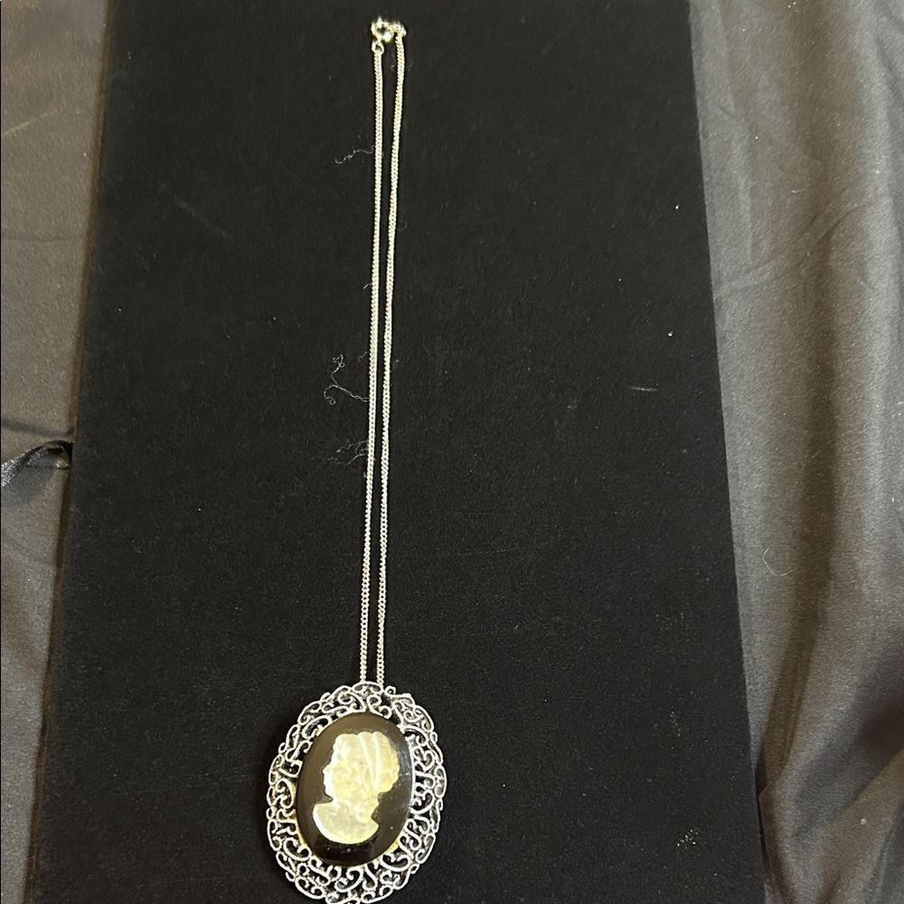 Elegant Unsigned Silver Tone Cameo Pendant Necklace!